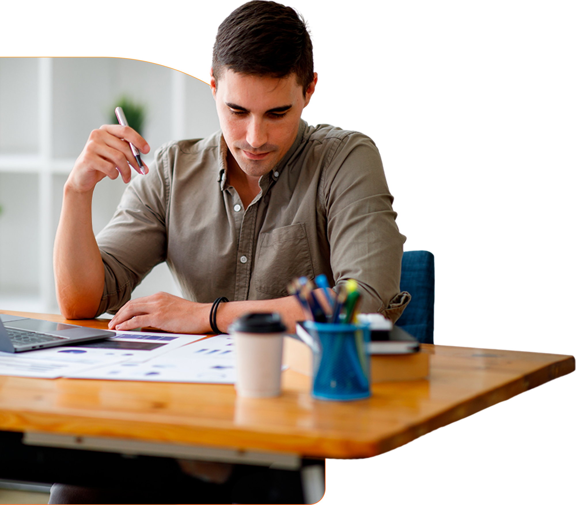 Homem trabalhando em uma mesa com laptop
